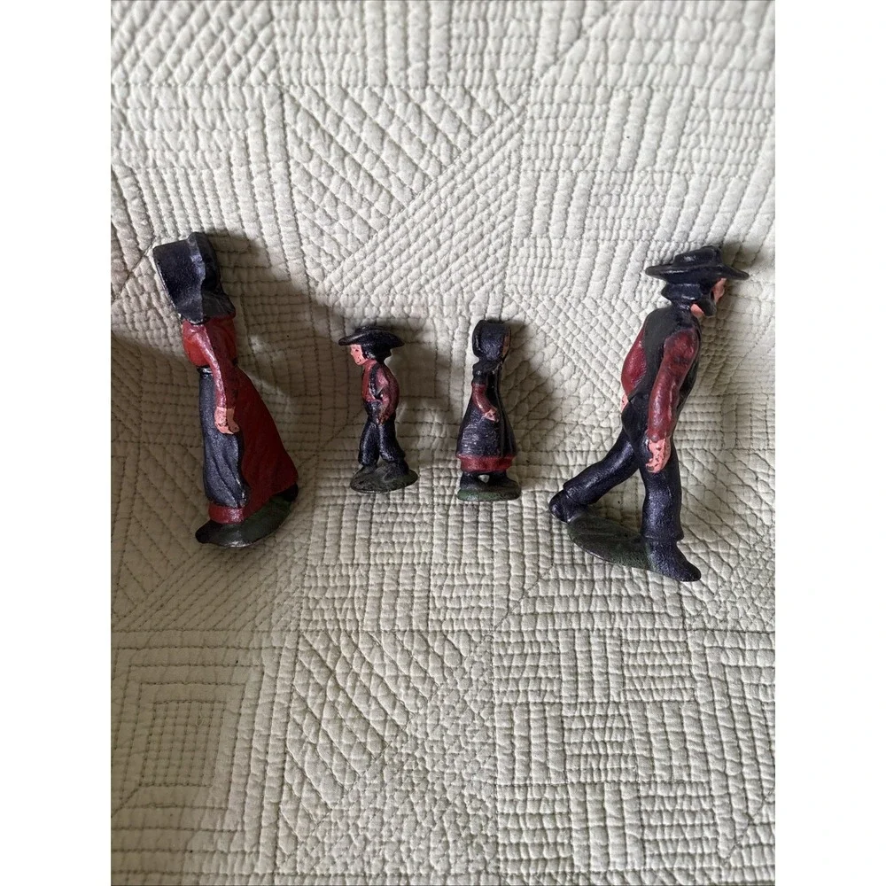 Vtg Wilton Cast Iron Amish Family Figurines Set of 4 Hand Painted FolkArt Toys